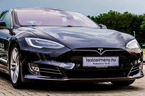 30 perces Tesla Model S vezetés forgalomban