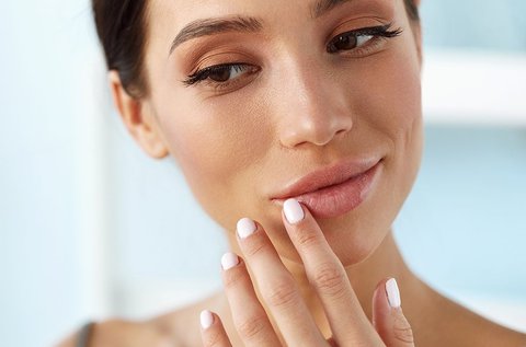 Hyaluronsavas ajakfeltöltés és ránckisimítás