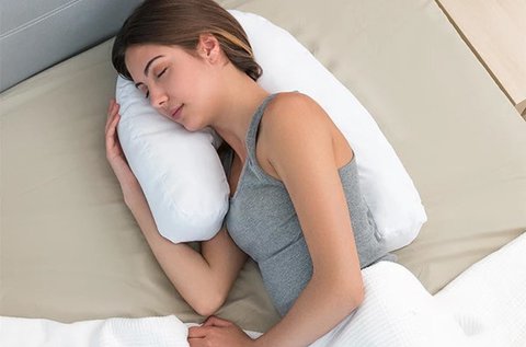 Ergonomikus U alakú párna oldalt alváshoz