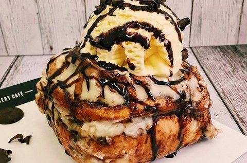 Giant maxi mascarponés tekercs vanília fagylalttal