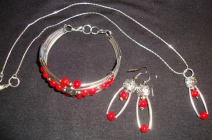Egyedi, kézzel készített vörös korall fülbevaló, nyaklánc és karkötő féláron