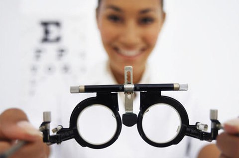 Szemüvegkészítés divatos kerettel, látásvizsgálattal