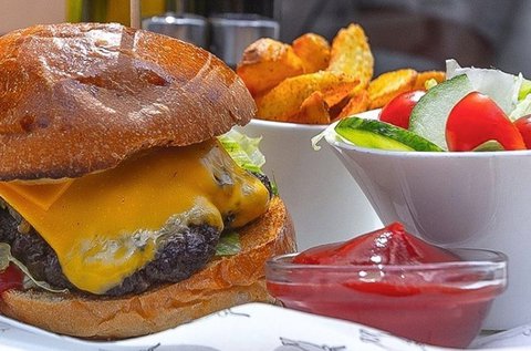 Organikus szürkemarha sajtburger steakburgonyával