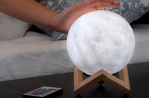 Hold hangulatlámpa 3D felülettel, elegáns fa tartóval