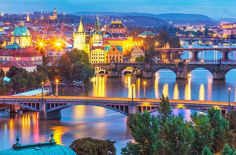 Látogatás a száztornyú Prágában, hétvégén is