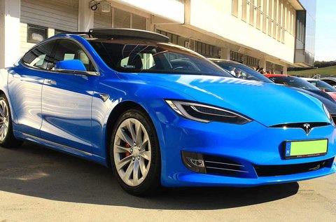 Vezess egy 772 LE-s Tesla Model S P100D autót!