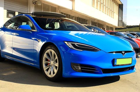 Száguldj egy 772 LE-s Tesla Model S P100D autóval!