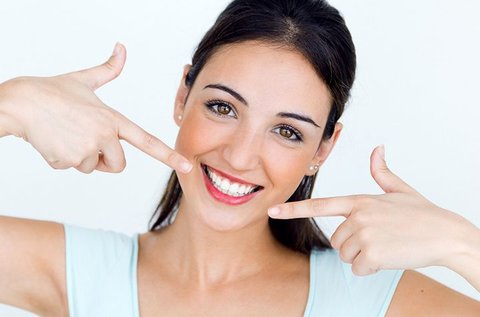 Ragyogó fogak ultrahangos fogkő-eltávolítással