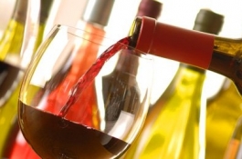 Zamárdi: Borkóstoló 1 fő részére a Szent Kristóf Pincészet 6 féle borából Zamárdiban péklángossal 3.100 Ft helyett 1.550 Ft-ért