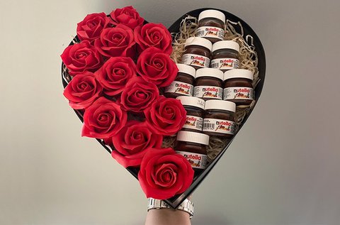 Szív alakú Nutella Box vörös örökrózsával