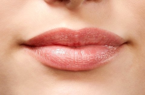 Tartós ajak félsatír tetoválás készítése