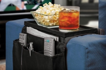 Praktikus megoldás filmnézéshez! Kanapé karfájára rakható tálca és rendező 6 db zsebbel újságoknak, távirányítónak