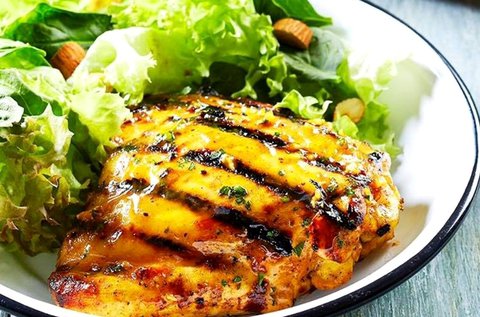 Frissensültek, halak és tapas tál a Corvin sétányon
