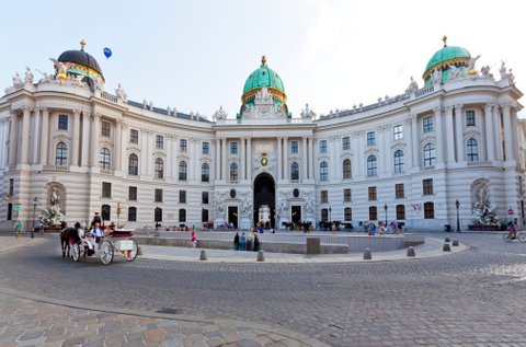 Bécsi kirándulás látogatással a Hofburgban