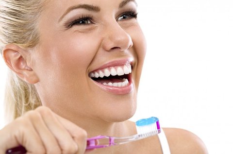 Ragyogó fogsor ultrahangos fogkő-eltávolítással
