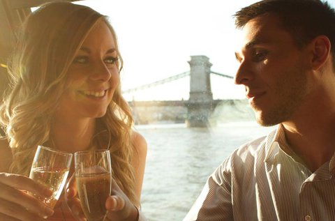 Városnéző sétahajózás vacsorával a Dunán