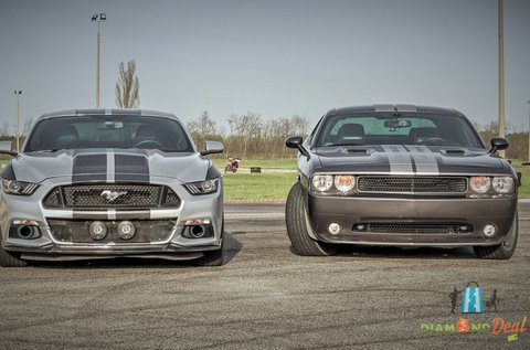 Dodge Challenger vagy Mustang vezetés közúton