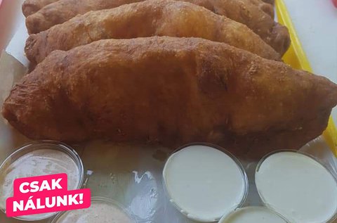 Virslivel és sajttal töltött lángos Siófokon