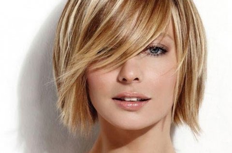 Divatos, vállig érő frizura melírozással