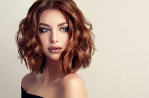 Divatos, vállig érő frizura melírozással