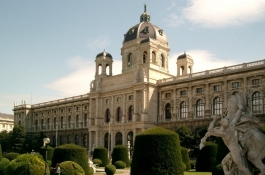 1 napos buszos kirándulás Bécsbe és a Schönbrunni kastélyhoz 5.990 Ft-ért szeptember 10-én, szombaton (idegenvezetéssel, 12.990 Ft értékben)