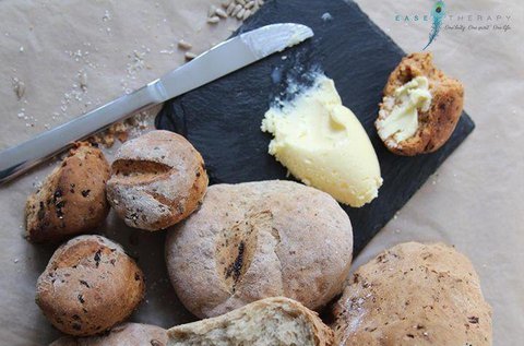 Házi kenyér, vaj és joghurt készítés egészségesen