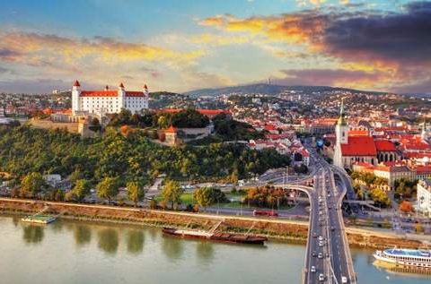 Pozsonyi városnézés és hajókirándulás Bécsbe