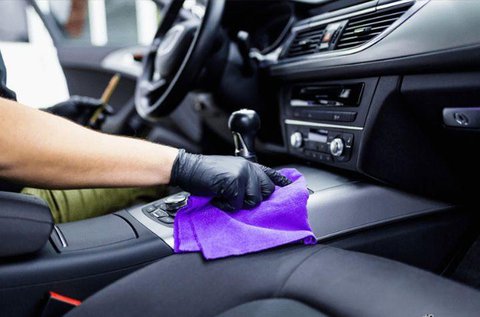 Személygépkocsi belső takarítása és külső mosása