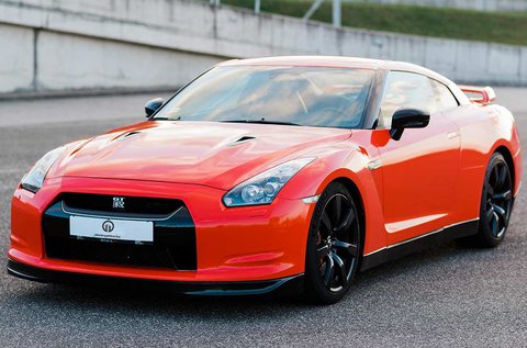 6 körös Nissan GT-r sportautó vezetés