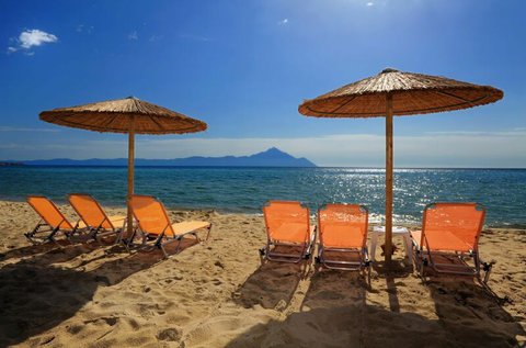 Nyárindító retró pihenés a görög tengerparton