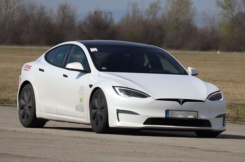Tesla Model S Plaid sportautó vezetés
