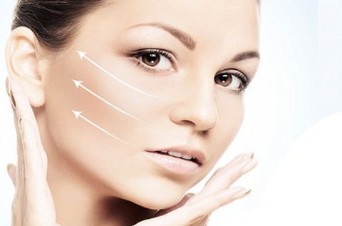 Feszesítő interferenciás mikroáram-kezelés arcon