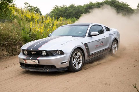 Ford Mustang GT 5.0 Coyote rally autó vezetés