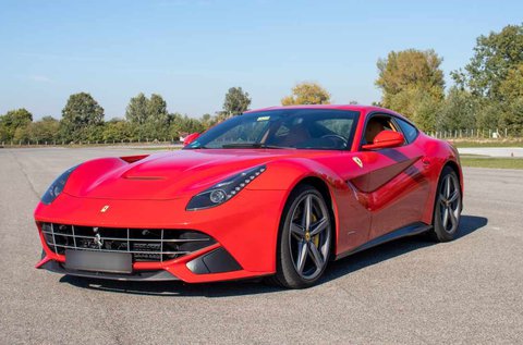 2 kör száguldás egy Ferrari F12-vel