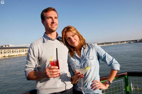 Városnéző hajókirándulás a Dunán welcome drinkkel