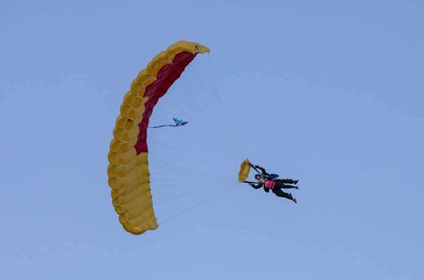 Tandem ejtőernyőzés 4000 m-ről