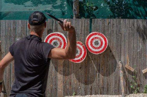 Balta- és késdobálás Nagytarcsán