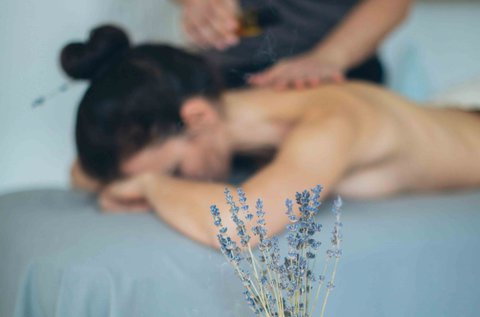 30 perces Parinama hátmasszázs