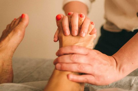 Lazító, frissítő talp- és lábszármasszázs