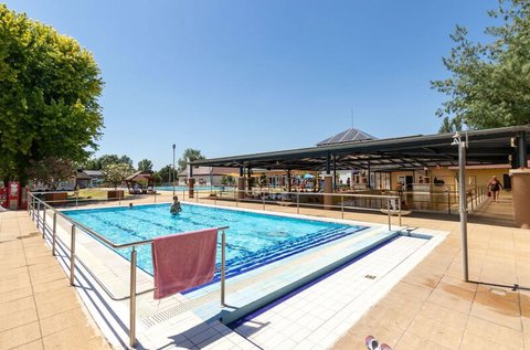 Gyógyító tavaszi-nyári fürdőzés Kiskőrösön