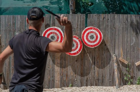 Balta- és késdobálás Nagytarcsán 1 fő részére