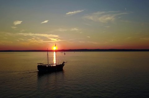 Romantikus naplemente hajózás a Balatonon