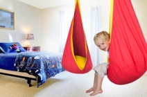 1 pontban felfüggeszthető csepp alakú hinta gyerekeknek zöld-kék és sárga-piros színekben