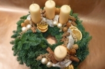 1 db 25 cm-es egyedi adventi koszorú 7.990 Ft helyett 3.990 Ft-ért az Imori Virág Enteriőr profi virágkötő-mesterétől