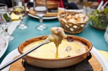 2 személyes sajt fondue pirított natúr csirkemell falatokkal, virslivel, uborkával és kenyérrel