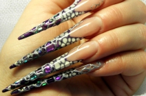 Extrém zselés műköröm építés stiletto, gótikus mandula, orosz mandula vagy hajlított mandula formákban, gyűrűsujj díszítéssel díjnyertes körmöstől