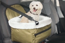 Autós biztonsági kutyaülés birkaprém szerű belső borítással