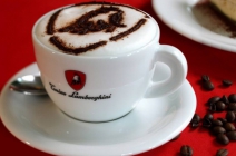 Igazi olasz hangulat a belváros szívében! 1 csésze olasz Lamborghini kávé + 1 szelet tejszínes eper torta