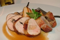 Ínyencségek féláron a Ráday utcában! Barbarie kacsamell saláta, libamájjal töltött mangalica szűzérme erdei vargánya mártással, somlói csokikehely, 2dl Rosé 8.000 Ft helyett 4.000 Ft-ért a Vörös Postakocsi Étteremben