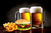 Óriás hamburger menü sajtos hamburgerrel, sültkrumplival vagy hagymakarikával + 3 dl csapolt sör vagy 5 dl szörp